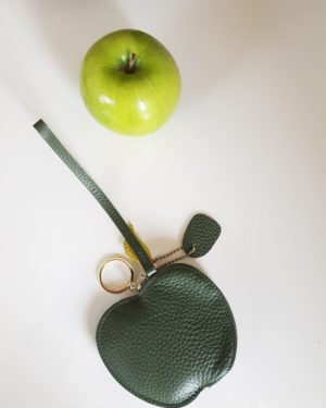 Apfeltasche mit grünem Apfel