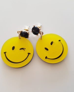 Ein Paar gelbe Ohrstecker mit dem berühmten Smiley